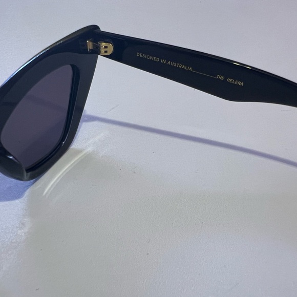 Stylish Black Cat-Eye Sunglasses